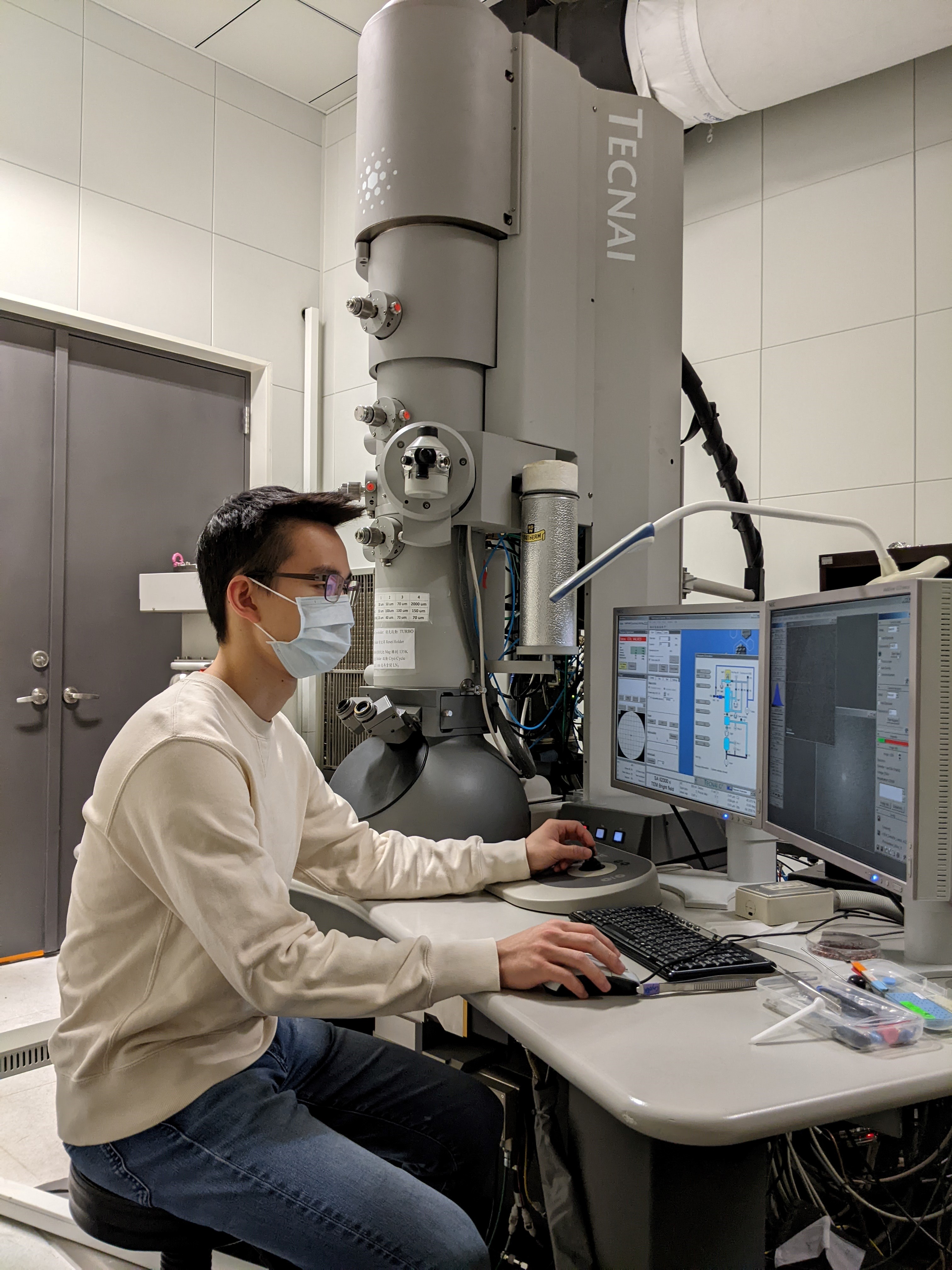 論文第二作者許紘愷碩士於中央研究院操作冷凍電子顯微鏡